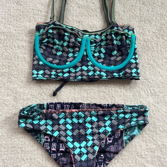 Fully reversible two piece swimsuit - Picture 3 of 4